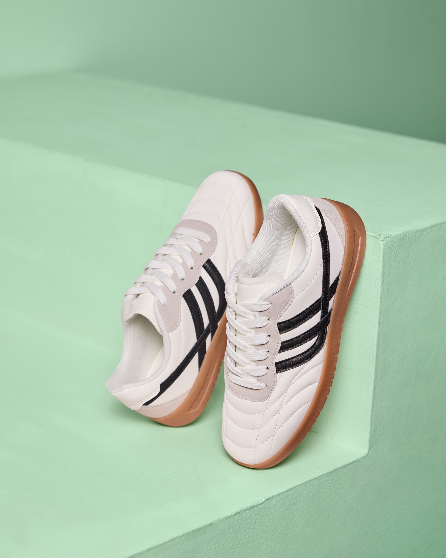 Veronica White Black Original Smooth